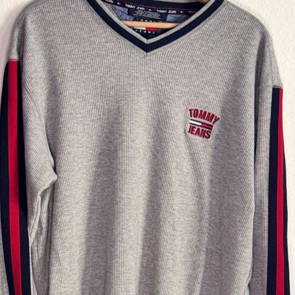 Tommy Jeans Men’s Long Sleeve V-Neck Sweater Gray Stripe Sleeve Logo Size L Y2K